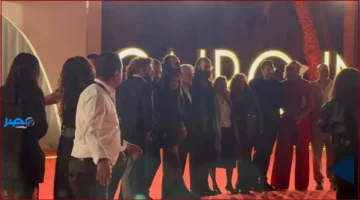 حسين فهمي يحتفي بأبطال الفيلم الفلسطيني «كان ياما كان في غزة» خلال مهرجان القاهرة السينمائي